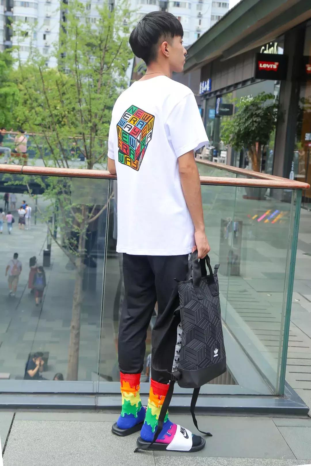 这个“反人类”的穿搭组合,竟然在夏天成了街拍利器