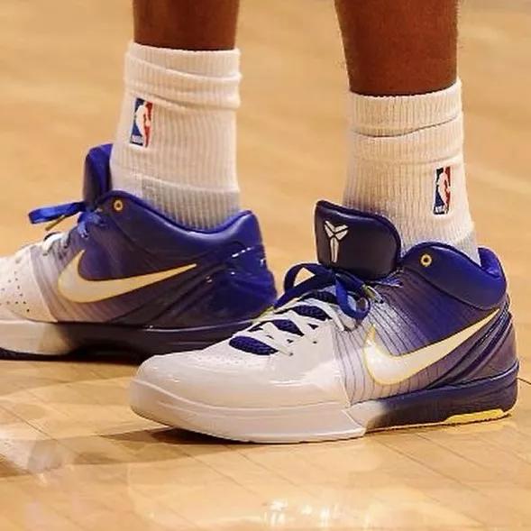 科比生涯最高分穿什么鞋,科比五名人堂配色nba上脚