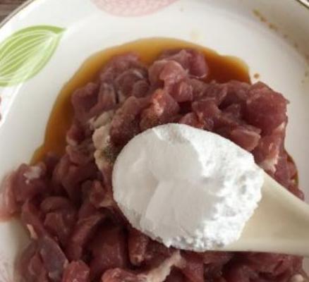 怎样炒出的肉才不会柴又嫩又滑,炒肉的小窍门照着做绝对不翻车