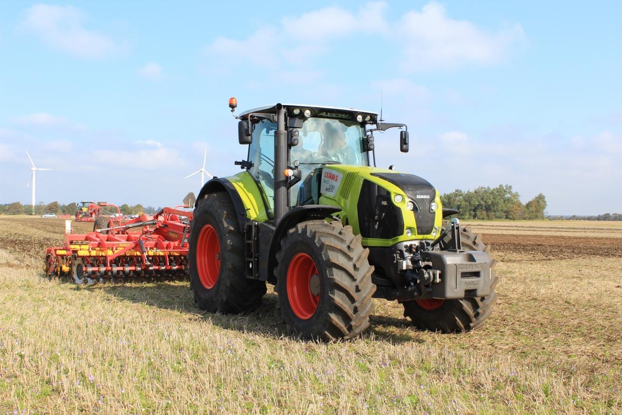 中国拖拉机和印度拖拉机拔河,东方红拖拉机对阵印度拖拉机