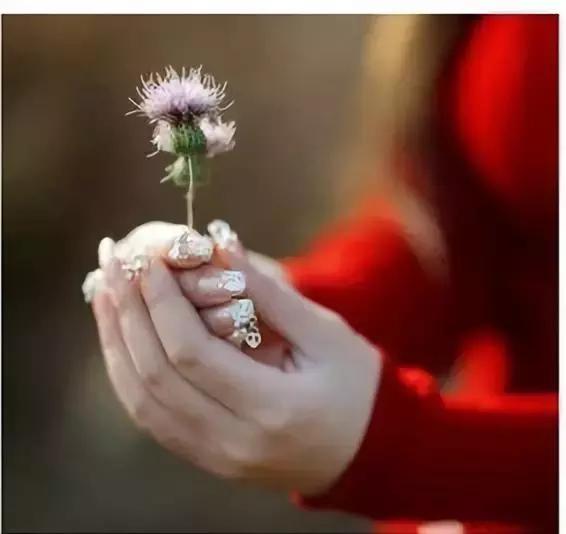 看透了人世间的世态炎凉人情冷暖,看破了这人世间的冷暖