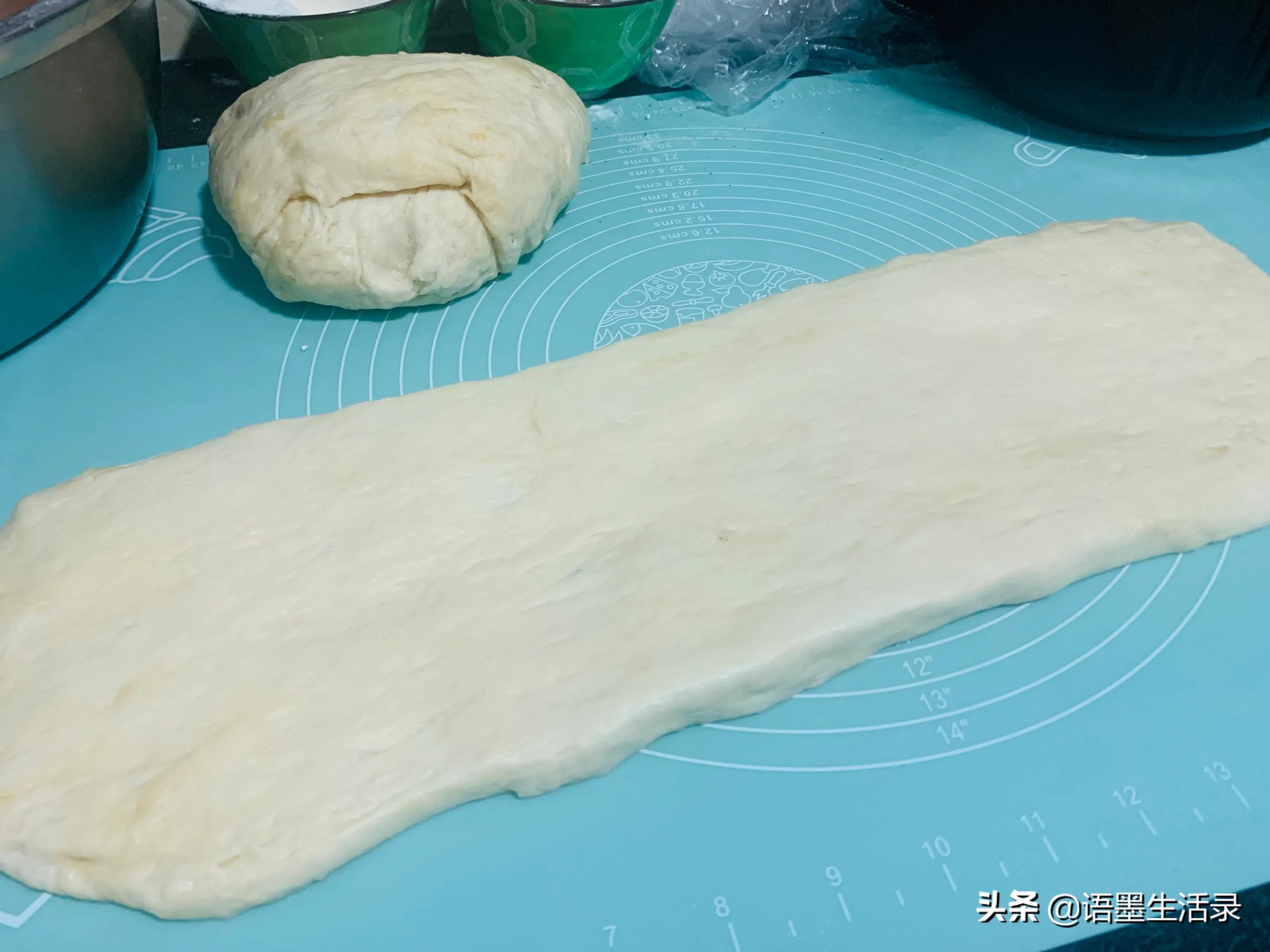 炸油条怎么和面才能蓬松酥脆,炸油条从和面到炸出油条的全过程