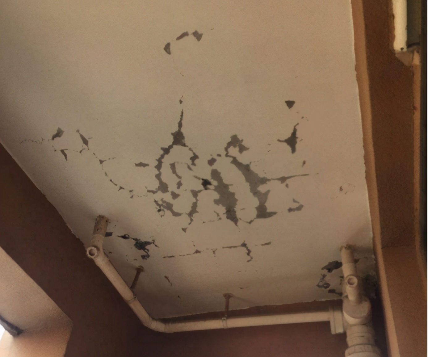 天花板掉皮解决方案,天花板掉皮可以贴什么处理