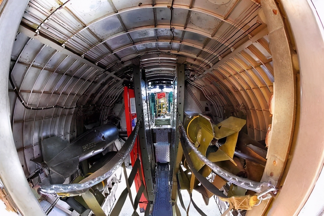 b-17撞机坠毁,b17机腹炮塔工作原理