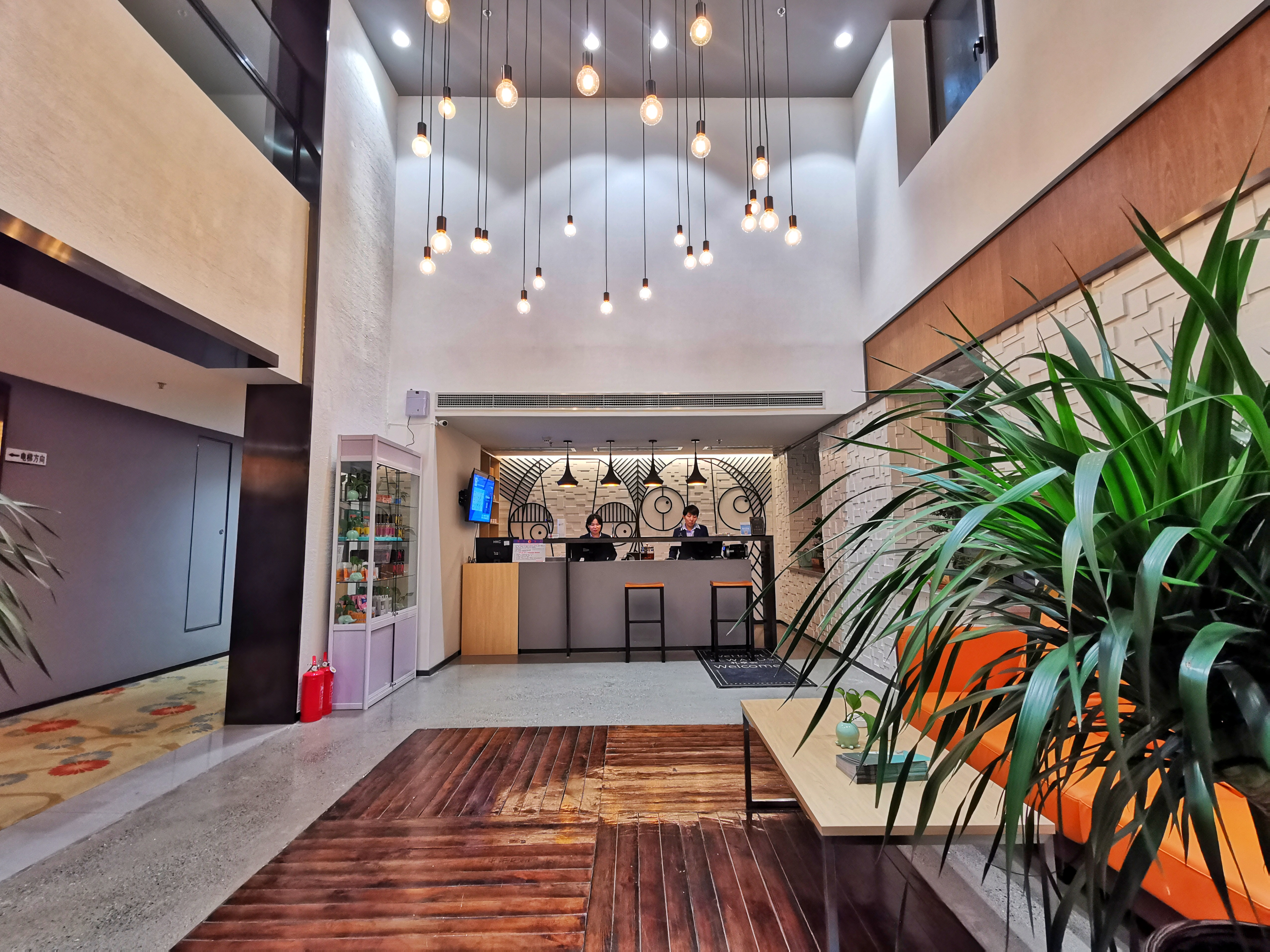 藏在百年工厂里的酒店，价格不到两百，含早，还送智利红酒