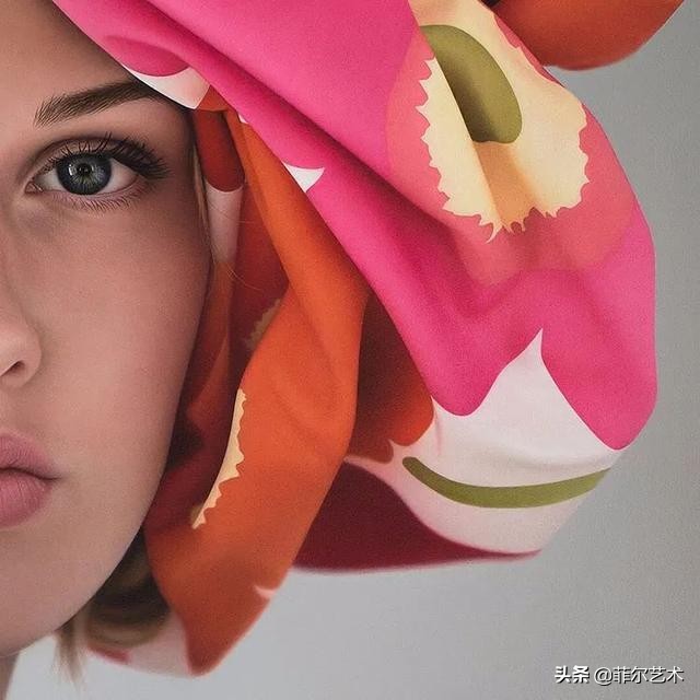 美女画家画美女，怎么看怎么美，看着她的画呼吸都要停滞了