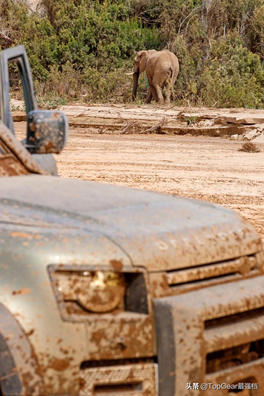 全新路虎卫士怎么样?去非洲越野试驾一下就知道啦