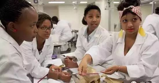 戴15元手表，租一居室，秘密捐出560亿，他真正活出了上帝模样！