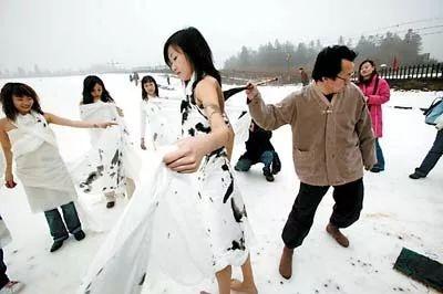 教授在美女身上练书法!专家:美女肉体美的,书法美的,作品大美