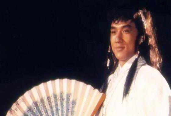 *情纵**声色的古龙，在痛饮一瓶XO后吐血两盆，彻底陷入昏迷