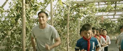 零关注，无评分，这部国产良心告诉你：没钱还谈球