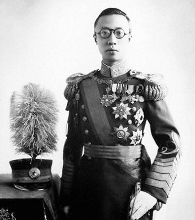 溥仪写《我的前半生》，毛主席看后笑着说：写得不好，像在写检讨