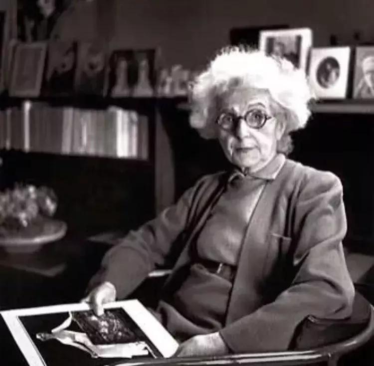 她守着时尚界一个大秘密,直到去世的20多年后才被世人知晓