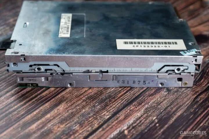 一百多块买个26年前的笔记本,我改了改,还能上网