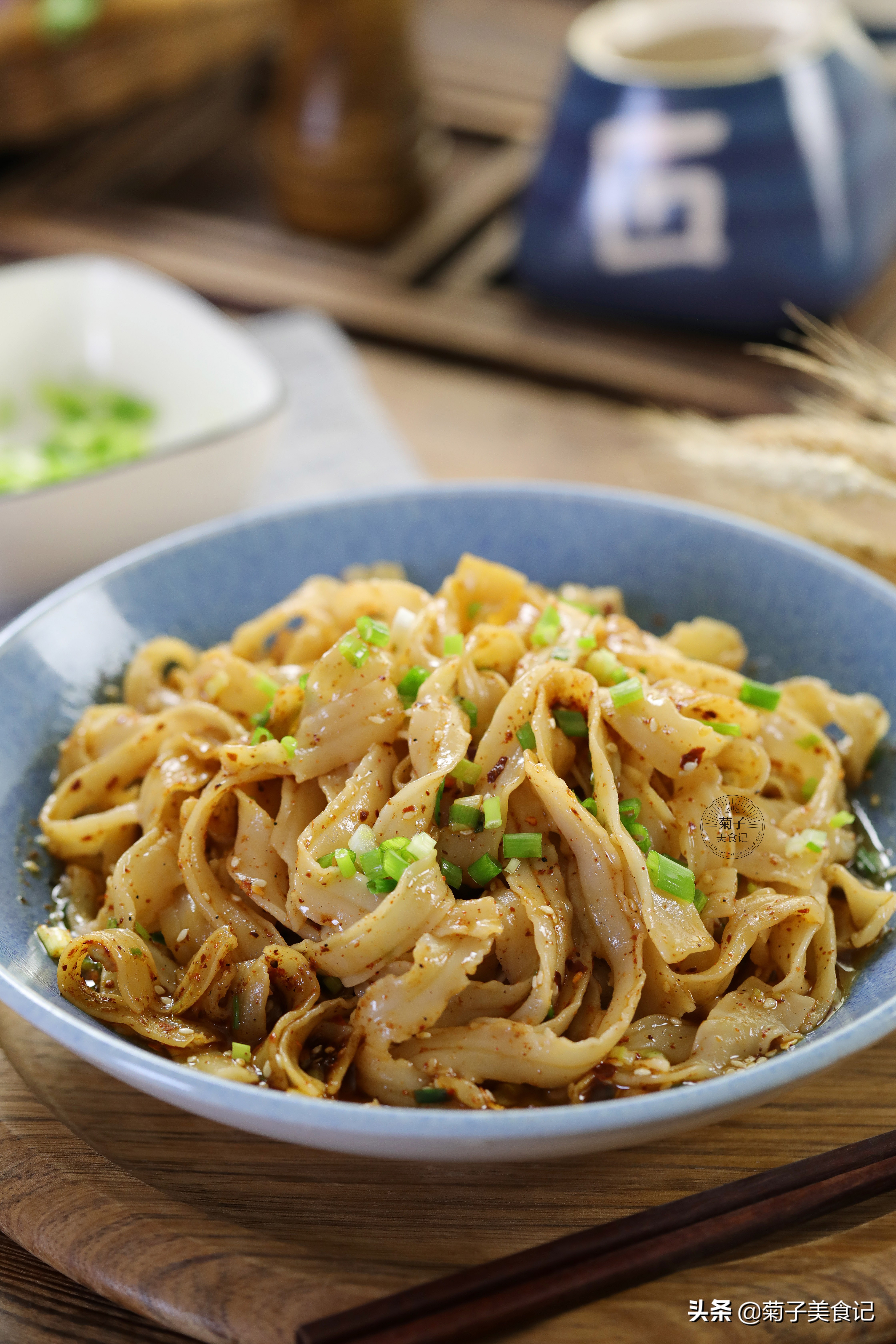 油泼面的做法详解,油泼面的做法简单易学的