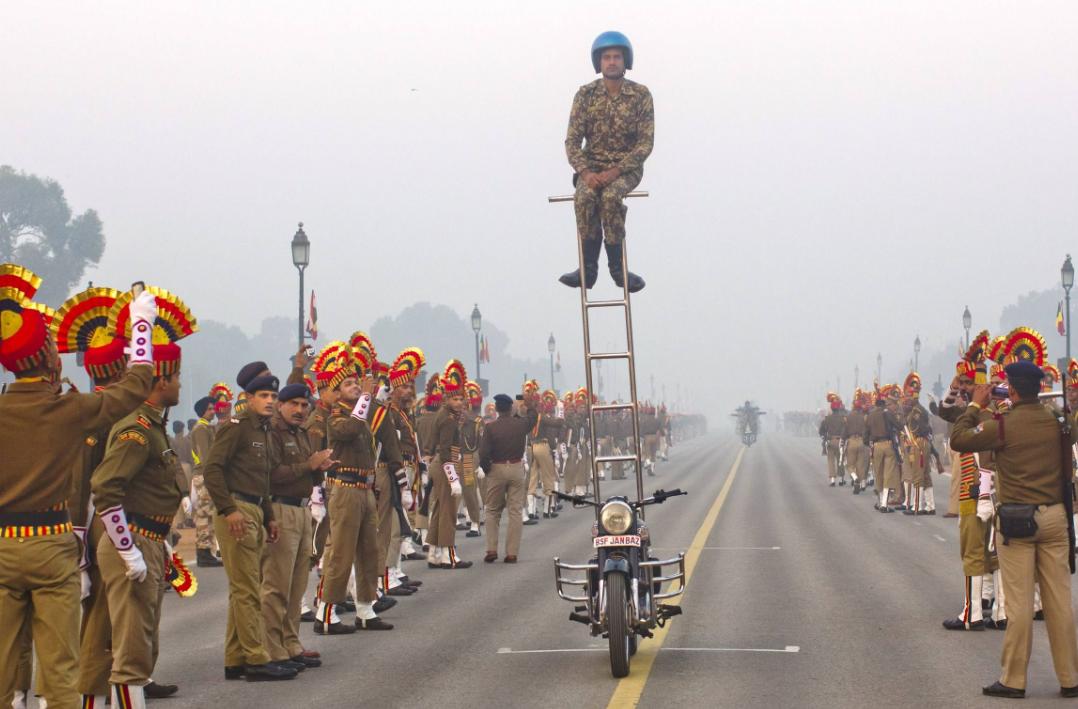 印度演练中巴双线作战,印度军队阻挡边境巡逻被反制视频