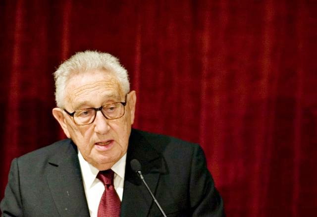 记者故意刁难周总理:为何要用美产钢笔?他的回答让记者羞愧