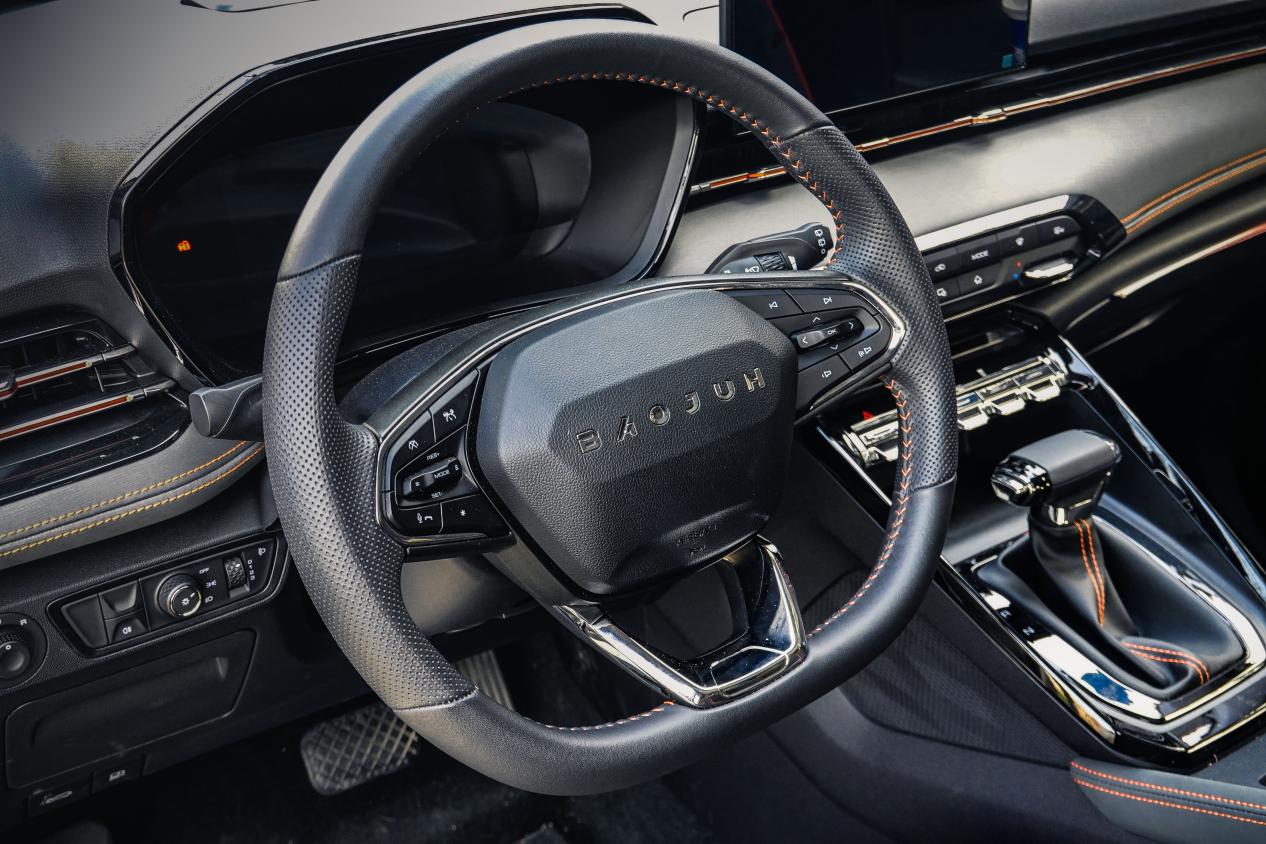 美女淘宝店主当车模,为爱车打CALL,能发微信的RS-3让她时刻在线