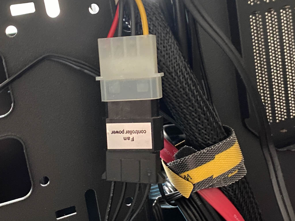 现在的机箱只能装一个机械硬盘,侧透机箱能装光驱