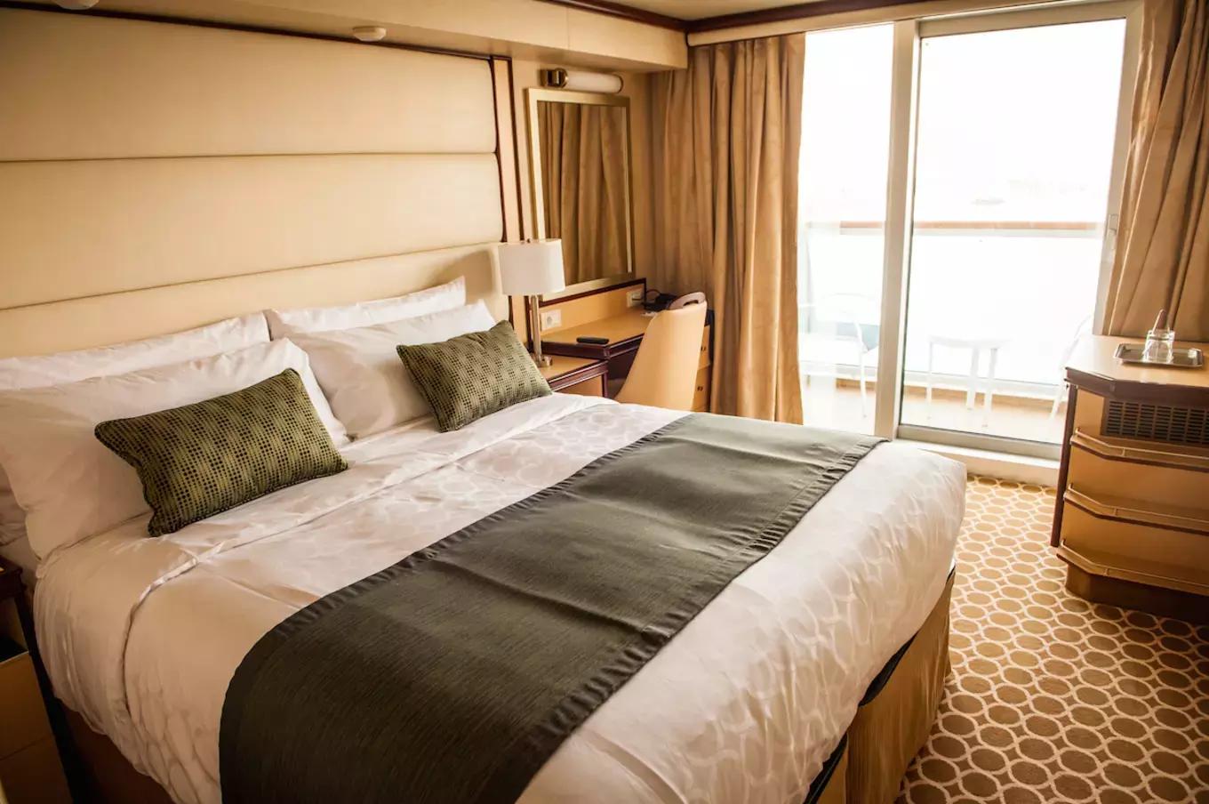 环球蜜月的小两口，免费上了一座价值8亿欧元的邮轮