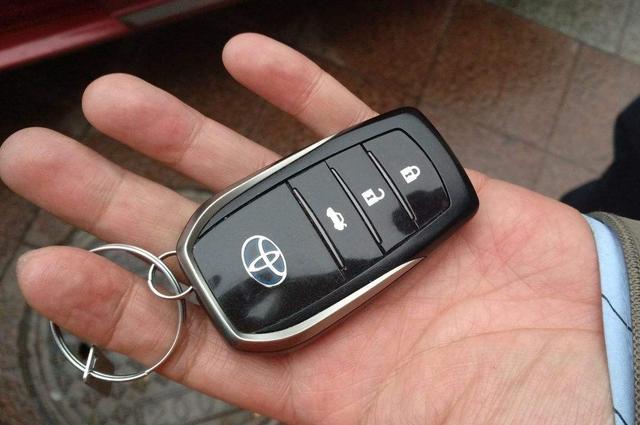 锁车后钥匙忘在车内怎么办,锁车后忘记关车窗怎么办