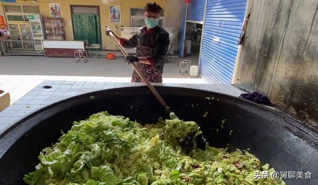 河南大爷大锅烩菜10元,河南小伙大锅菜卖1000份