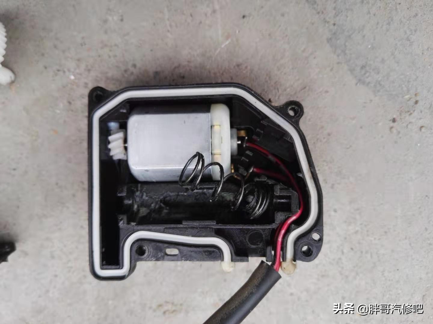 车后门闭锁器拆解维修,汽车闭锁器维修