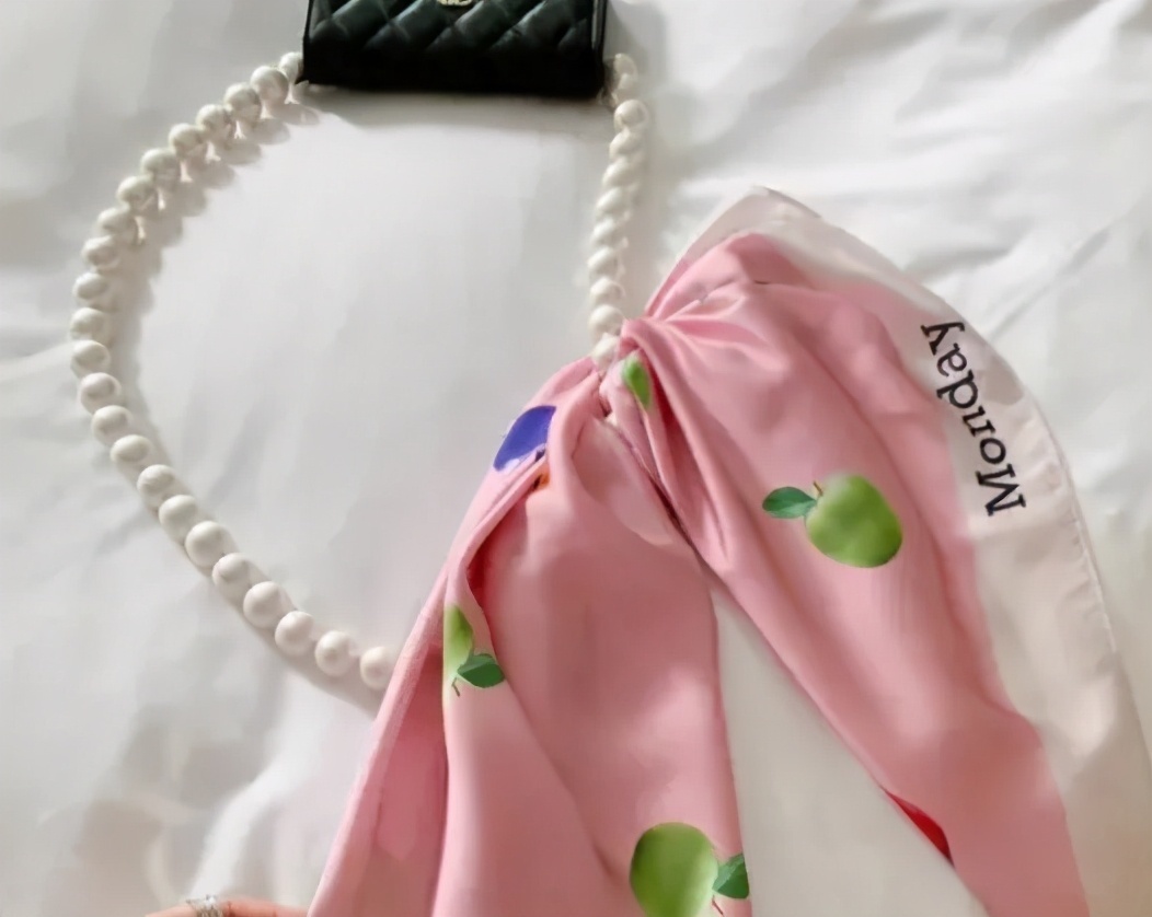 丝巾有什么时髦的使用方法,夏天系丝巾怎样发朋友圈