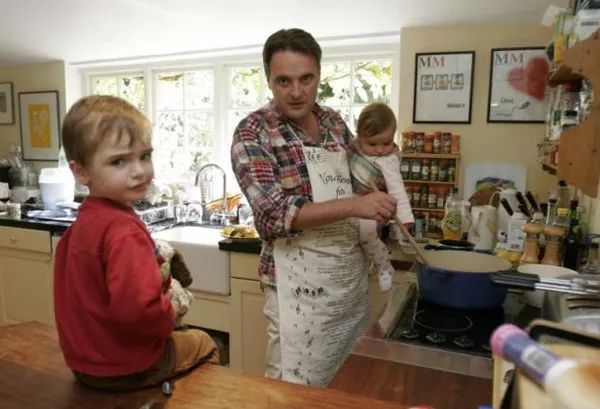 当有人说你家娃“不男不女”：严肃来侃《吹落的树叶》变性话题