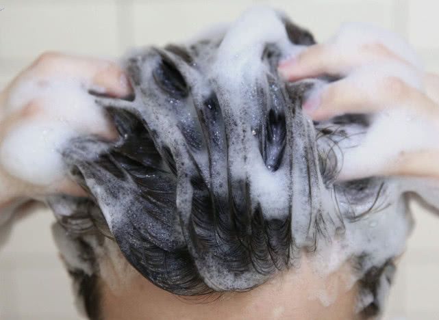 洗头发应该先抹护发素吗,洗头发先涂洗发水还是护发素