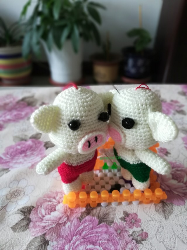 钩针钩织漂亮的小猪,钩小猪挂件编织方法全集