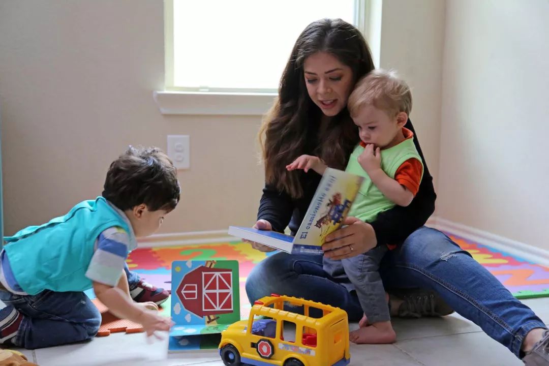 两个月的宝宝白天不睡觉怎么回事,两三个月小孩子晚上不睡觉怎么办