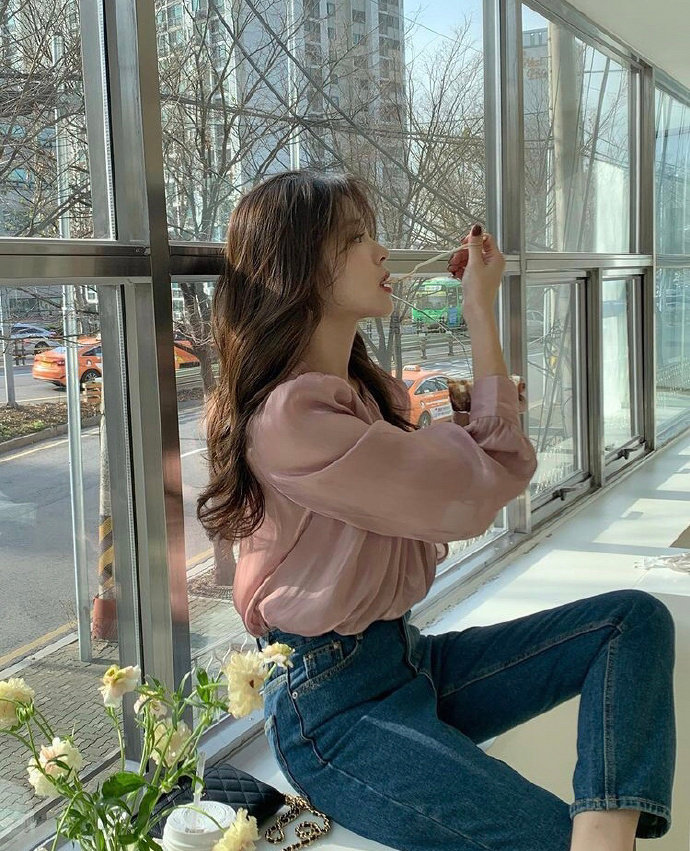 韩国小姐姐穿搭街拍,黑色针织衫长款外套韩系搭配