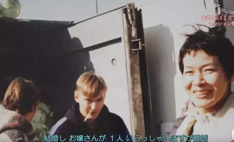 一辈子没结婚，7个单身女人买房同居10年，80岁了还染发.......