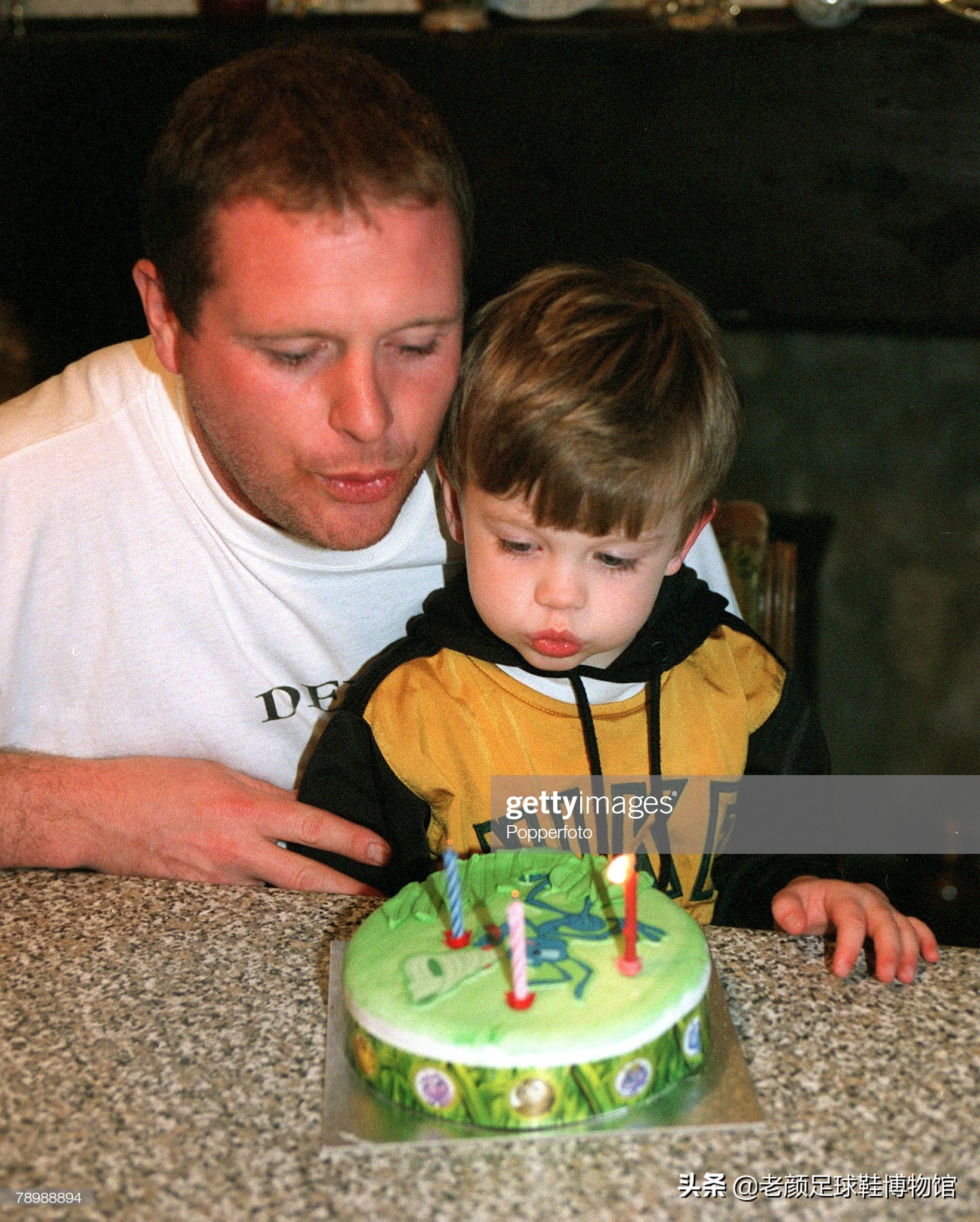 破产酒鬼的球鞋拍卖值6万,加图索的恩人名字成为香港路名