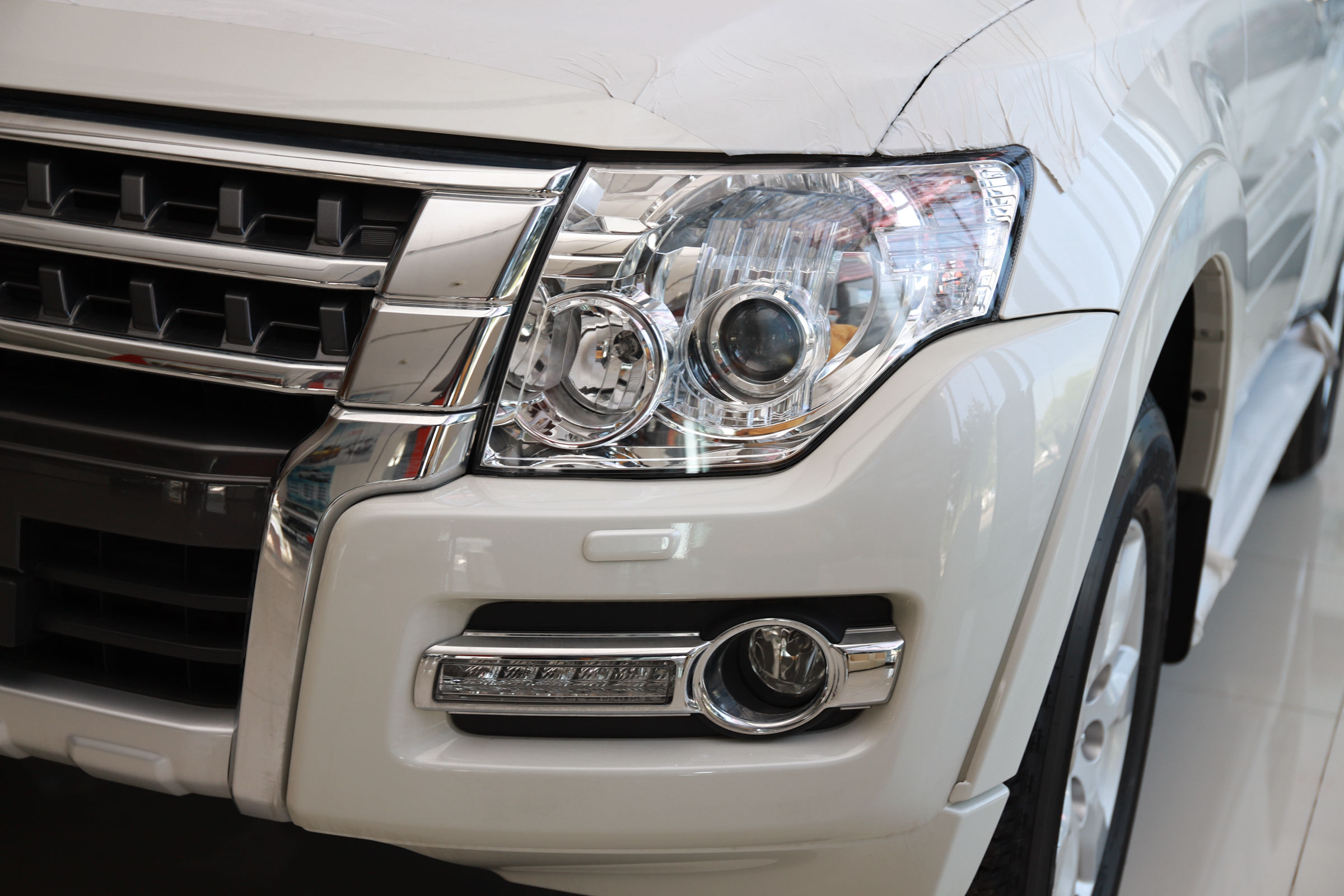 帕杰罗v77与lc100陆巡4500哪个好,2020款三菱进口帕杰罗越野视频