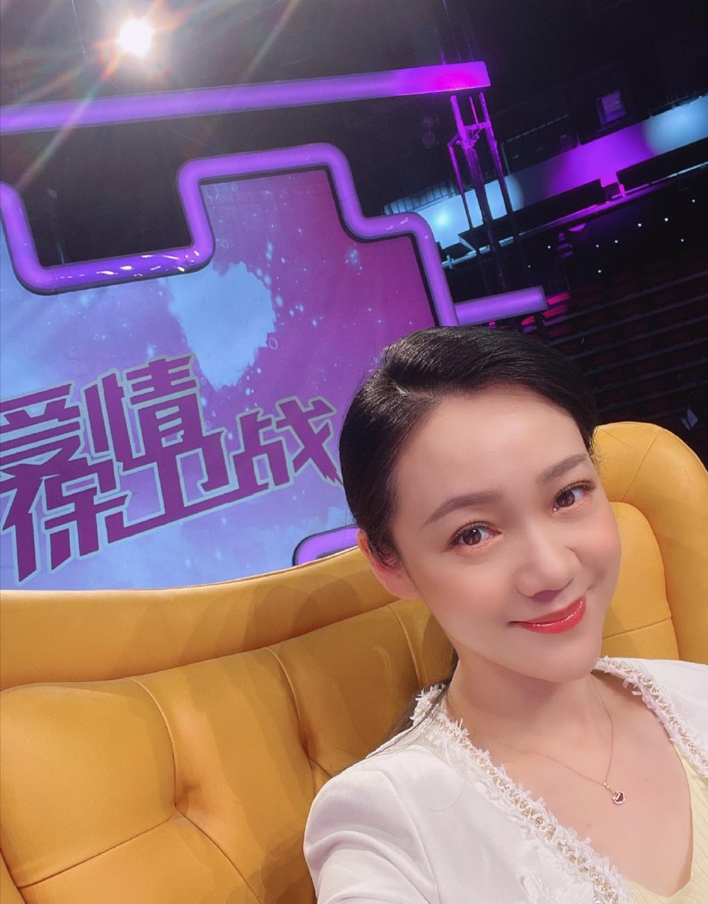 安徽台一姐周群台下好嚣张,安徽台一姐周群艺术照