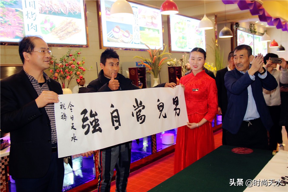 天水“轮胎哥”出发*藏西**,金龙大酒店携媒体、粉丝送上祝愿