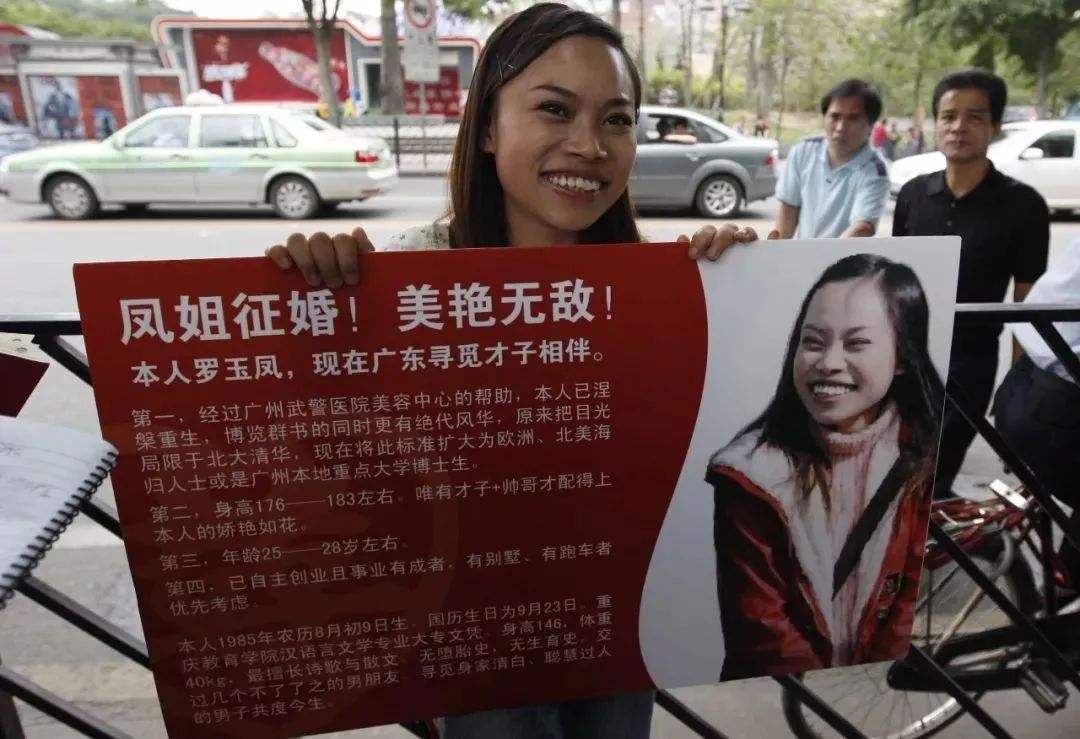 从国内教师到国外修脚师，美国疫情风暴下，凤姐如今怎么样了？