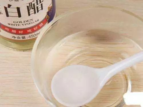 衣服发黄不要扔，加点“它”泡一泡，让你衣服洁净如新