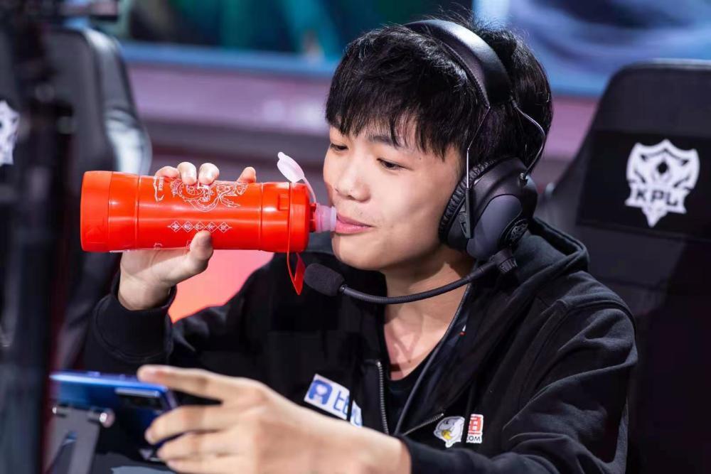 dyg比赛后清清接受采访,dyg秋季赛清清强悍担当