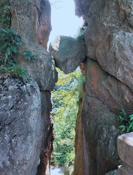 金华这座1.5亿高龄的山峰，浓翠蔽日，风清月朗，还有试胆石等你去挑战