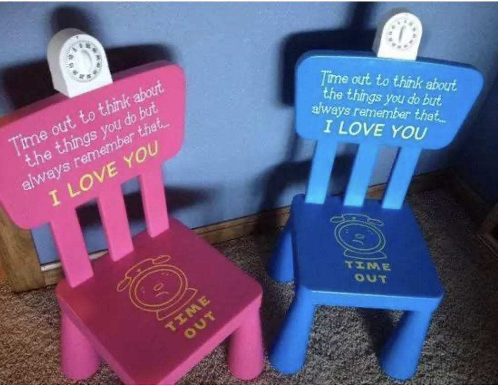 孩子坐板凳教育,孩子发脾气坐小板凳教育