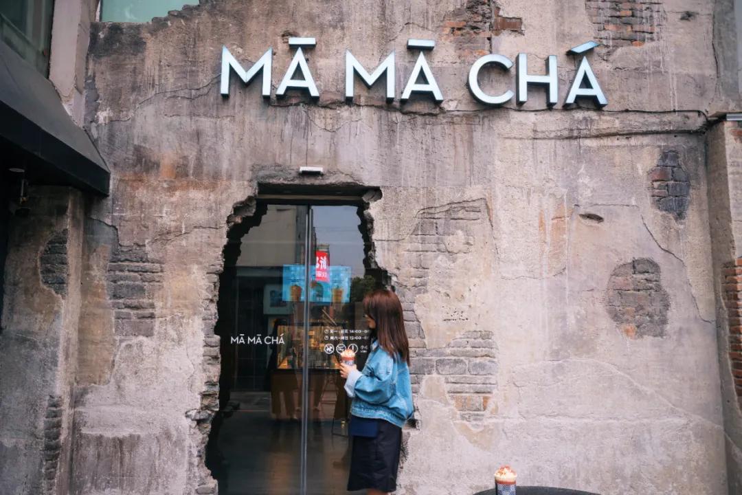 把繁华踩在脚下,将吃喝囊括周边。去长沙要住地标里