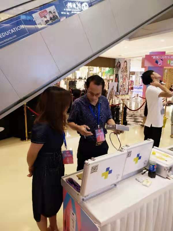 金秋八月,小雨健生高能量理疗师在消费电子购物节赢好评