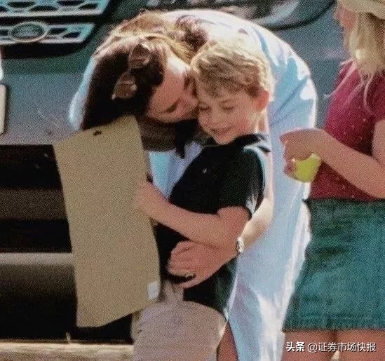 英国乔治小王子和女王,英国乔治小王子为什么不是继承人