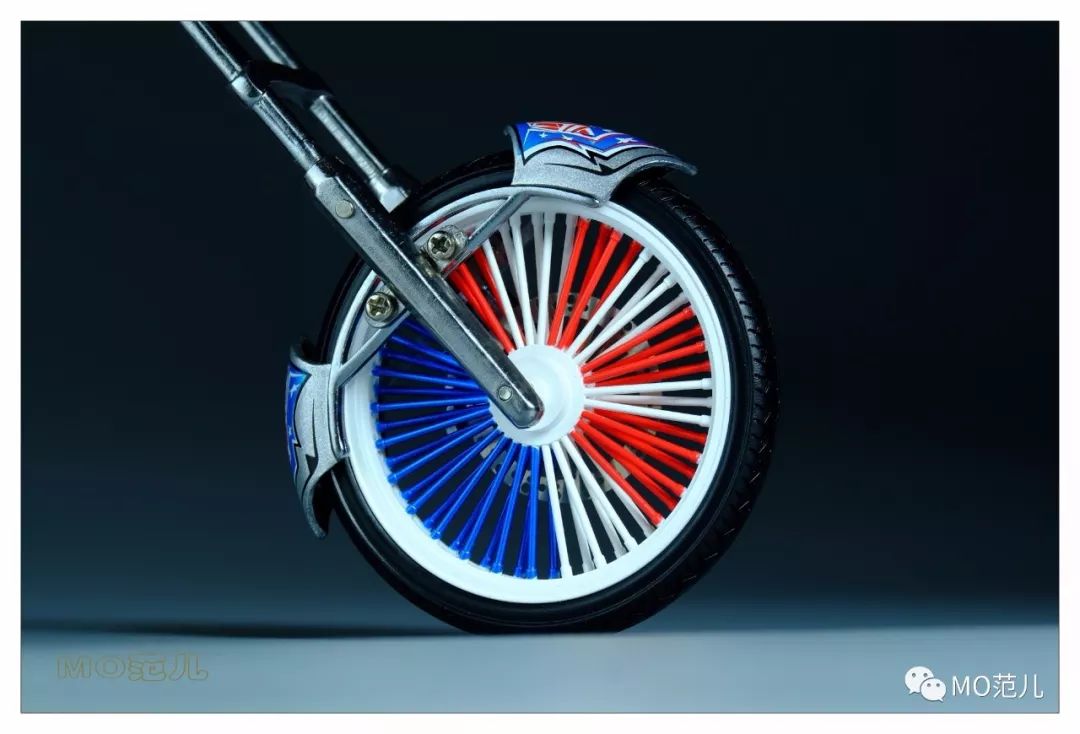 想试试用蓝色“焊”住你的眼睛是什么感受吗？