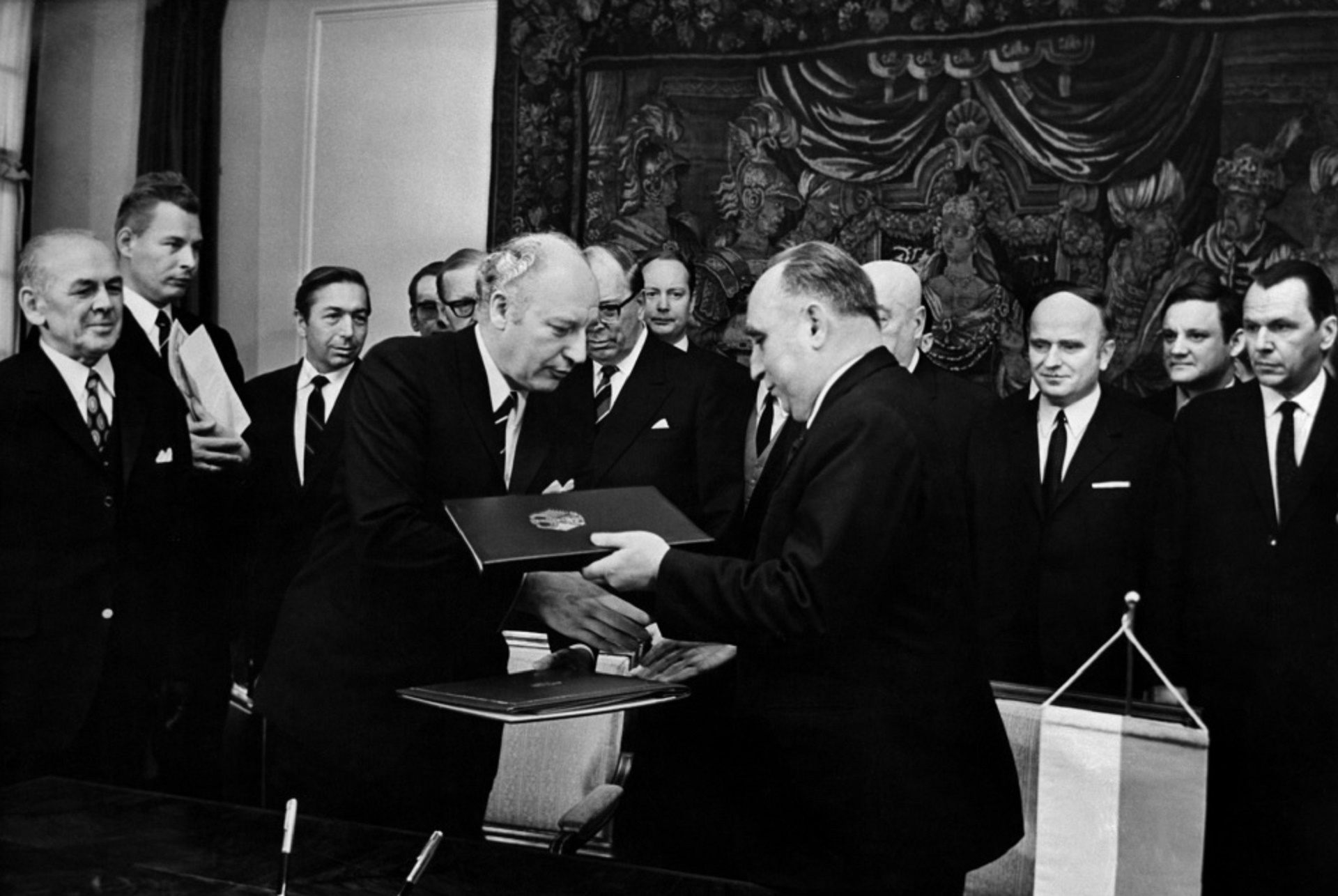 从战俘到总理，积极促进中德建交，“欧洲基辛格”施密特传奇人生