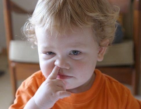 孩子总喜欢挖鼻孔怎么回事,小孩爱用手指挖鼻孔是怎么回事