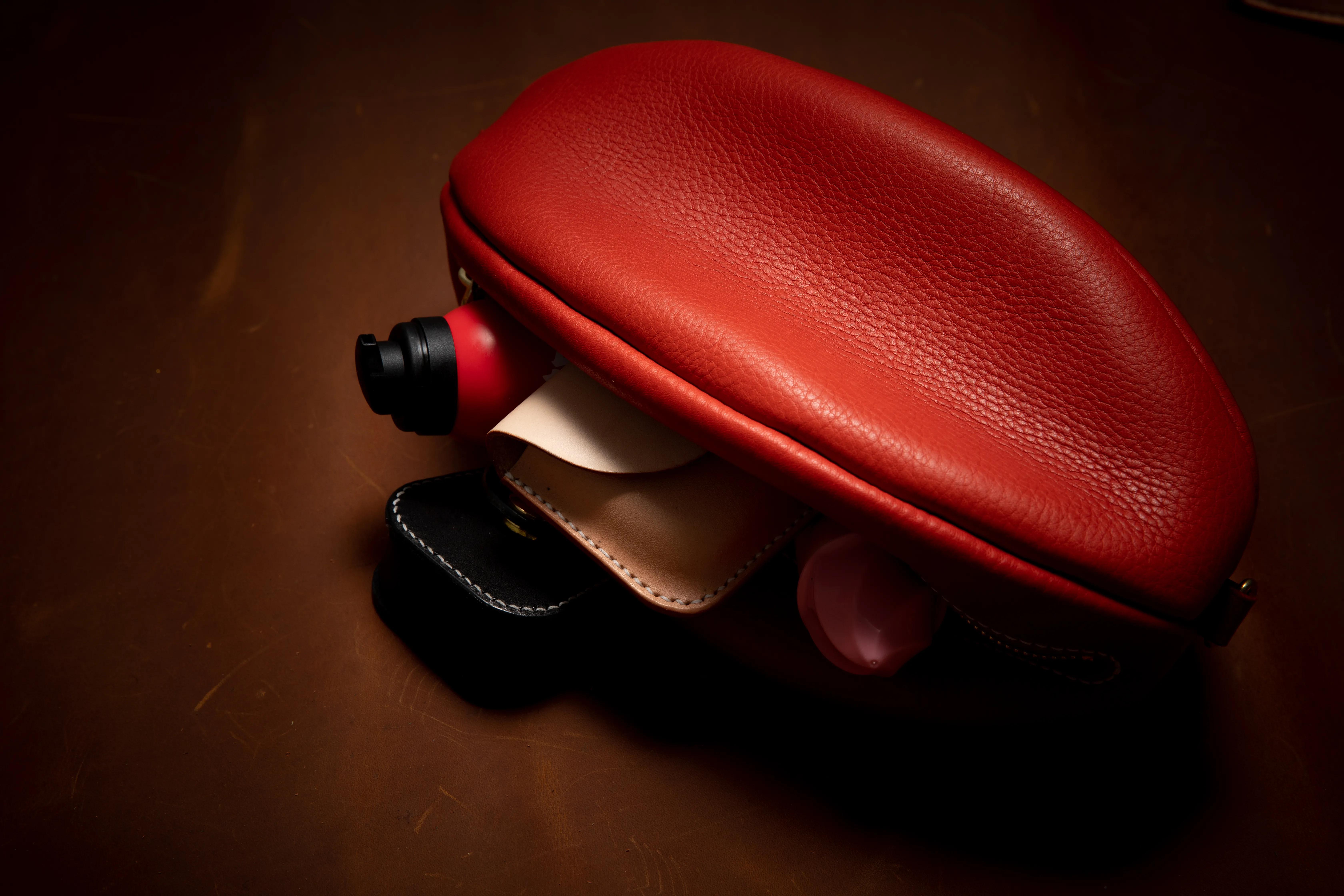 手工皮具橄榄球包制作,橄榄球型包包制作